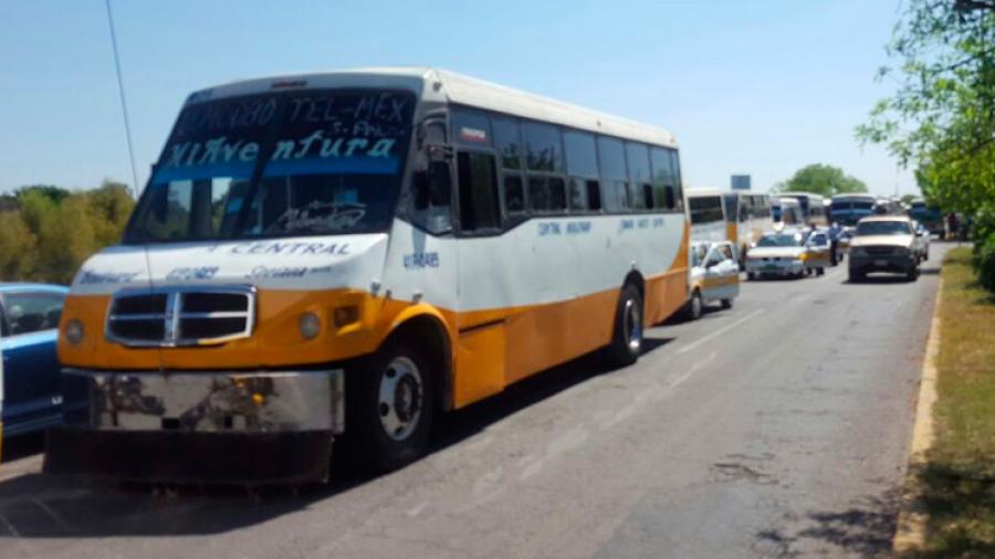 Choferes de transportes públicos hacen manifestación 