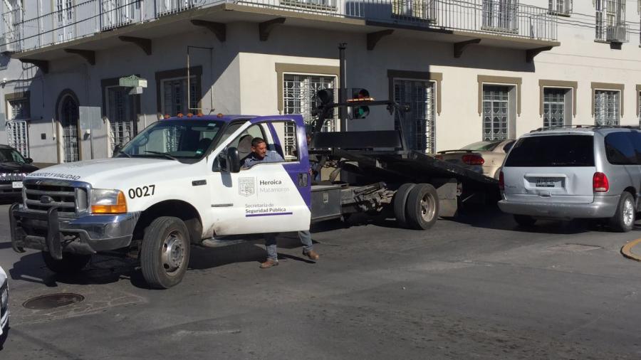 Continúan retirando vehículos mal estacionados