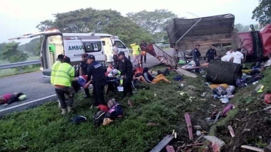 Mueren 10 migrantes en accidente carretero en Chiapas
