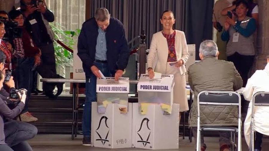 Claudia Sheinbaum vota en la elección judicial: ‘Viva la democracia’, dice tras salir de la casilla