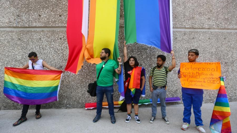 Rompen bandera LGBTQ+ en edificio de Infonavit: personas de la comunidad exigen disculpas