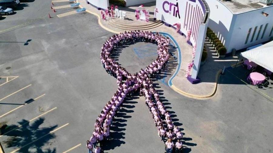 Se unen en Lazo Rosa Humano por mes de lucha contra el Cáncer de mama