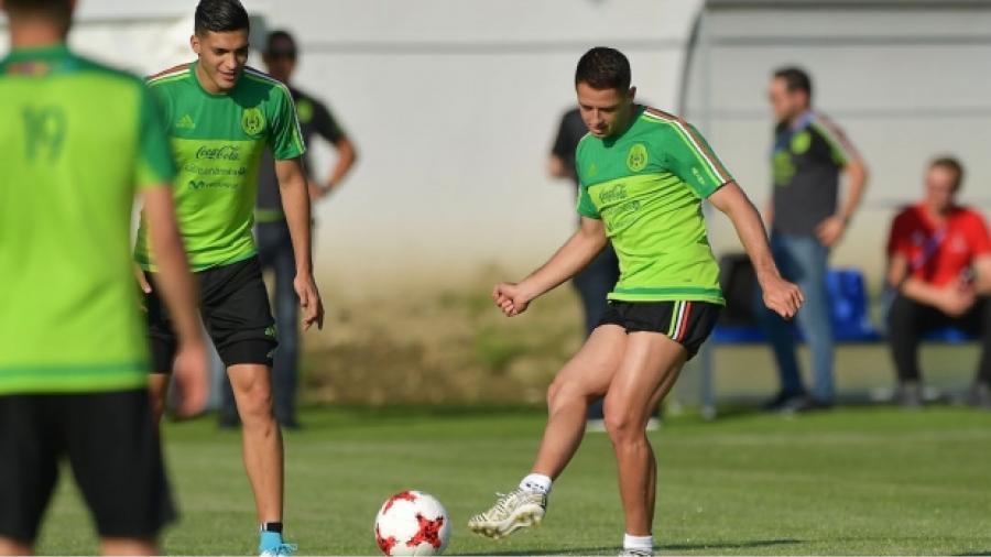 'Chicharito' entrena al parejo de sus compañeros previo al duelo ante Alemania