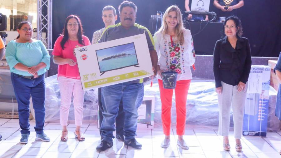 Convive Alcaldesa Maki Ortiz con trabajadores municipales