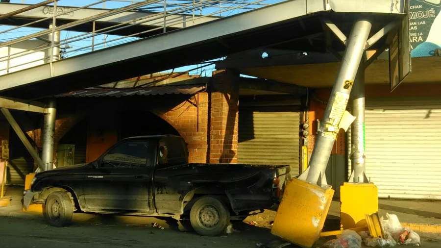 Puente peatonal en Blvd. Hidalgo sufre daños tras accidente