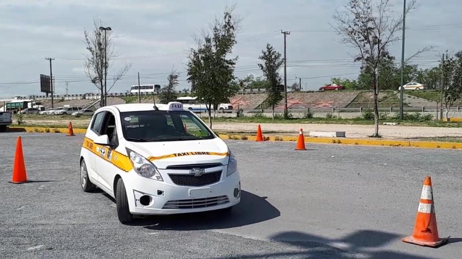 Capacitan a más de 3 mil 500 taxistas en Reynosa 
