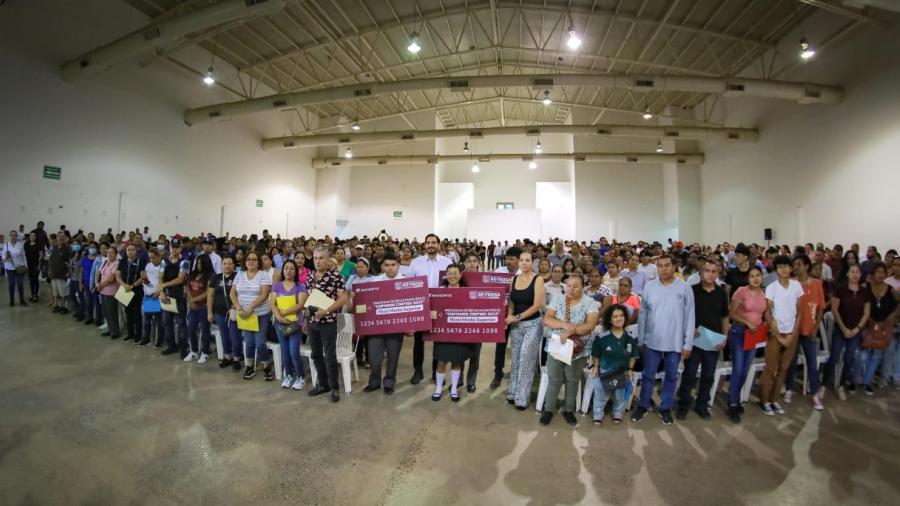 Continúa entrega de tarjetas de Becas Contamos Contigo 2023 en Auditorio Municipal de Reynosa