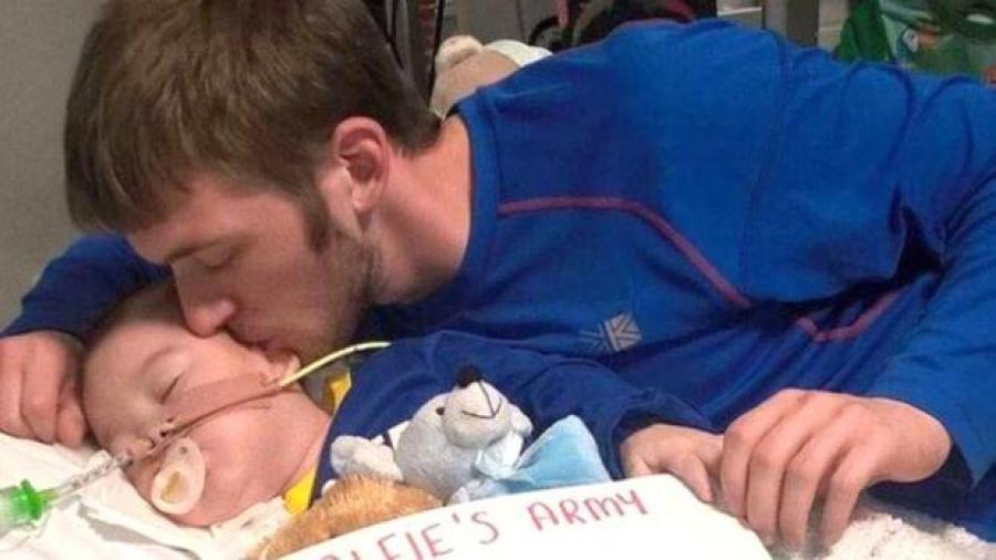 Muere el bebé Alfie Evans tras la batalla legal por su vida