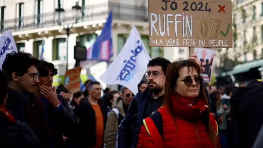 Corte constitucional aprueba ley de pensiones de Emmanuel Macron