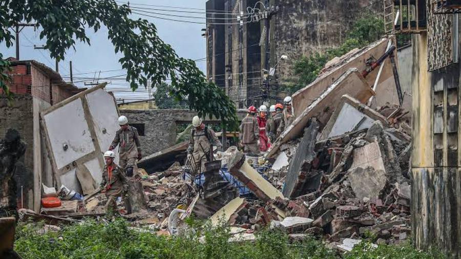 Al menos 11 muertos en derrumbe de edificio en Brasil 