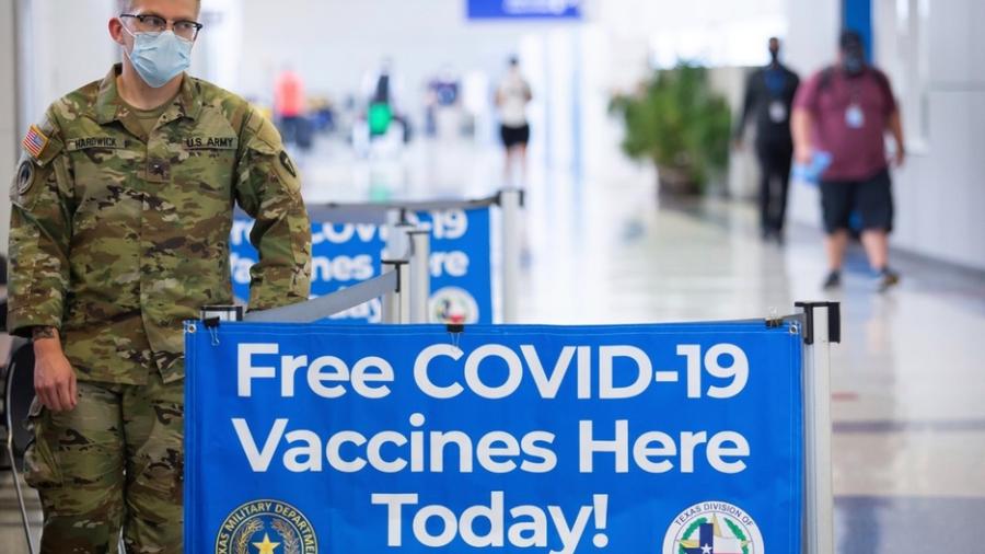 Aeropuerto de Dallas invita a mexicanos a vacunarse contra el COVID-19 gratis