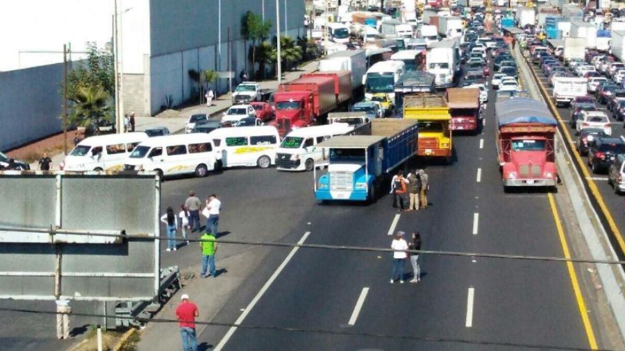 Restablecen circulación en la autopista México-Querétaro tras bloqueos