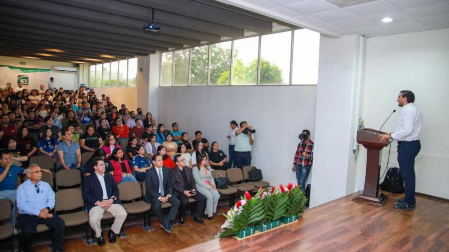 Propuso Alcalde a estudiantes continuar su preparación para mejorar Reynosa