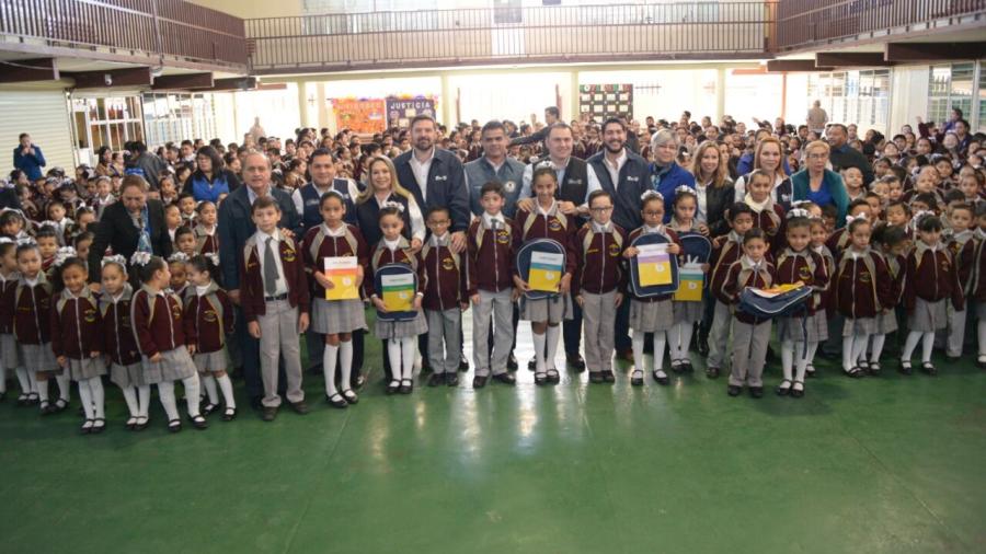 Entrega Gobierno libros y mochilas a más de 5 mil alumnos