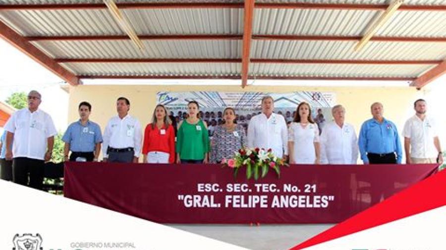 Alcalde asiste a ceremonia de graduación