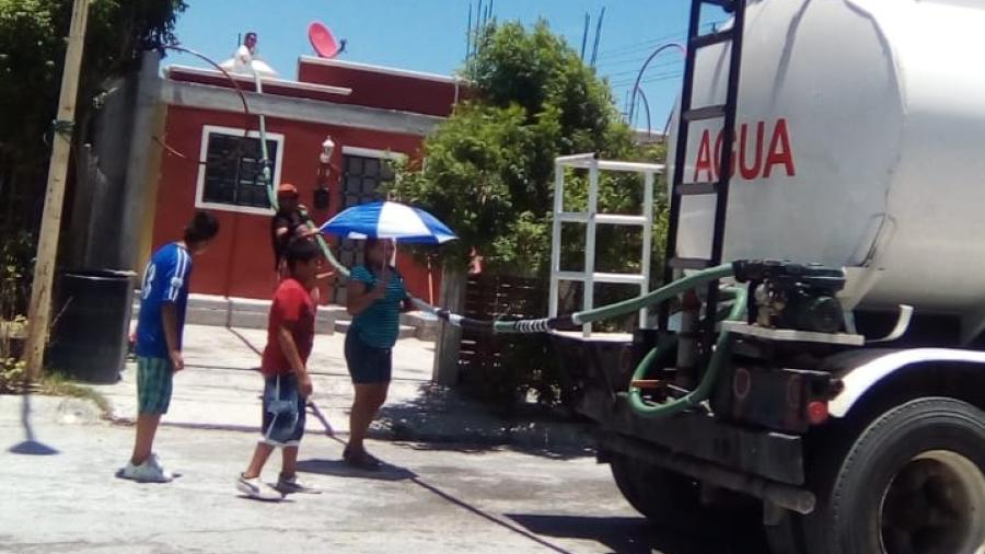 Vecinos ayudan a conductores de pipas en la entrega de agua potable