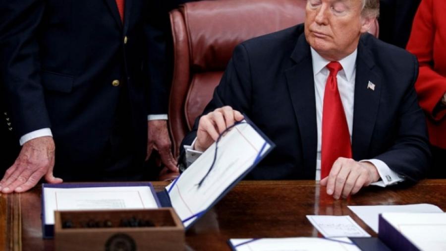 Trump firma ley que dejaría libres a miles de presos