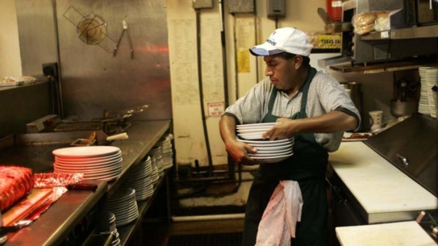 Migración pide papeles a trabajadores de negocios