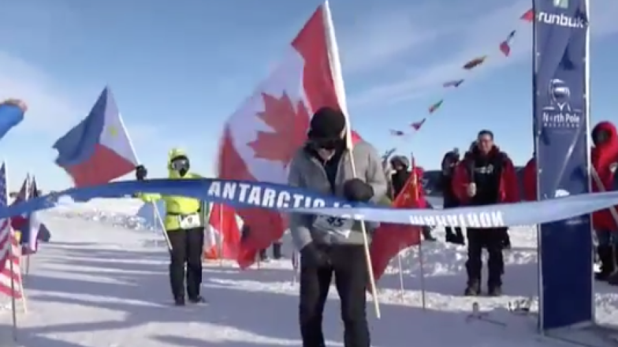 Hombre de 84 años completa maratón de hielo en la Antártida