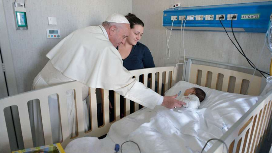 En víspera de Reyes Magos el Papa da sorpresa a niños enfermos 