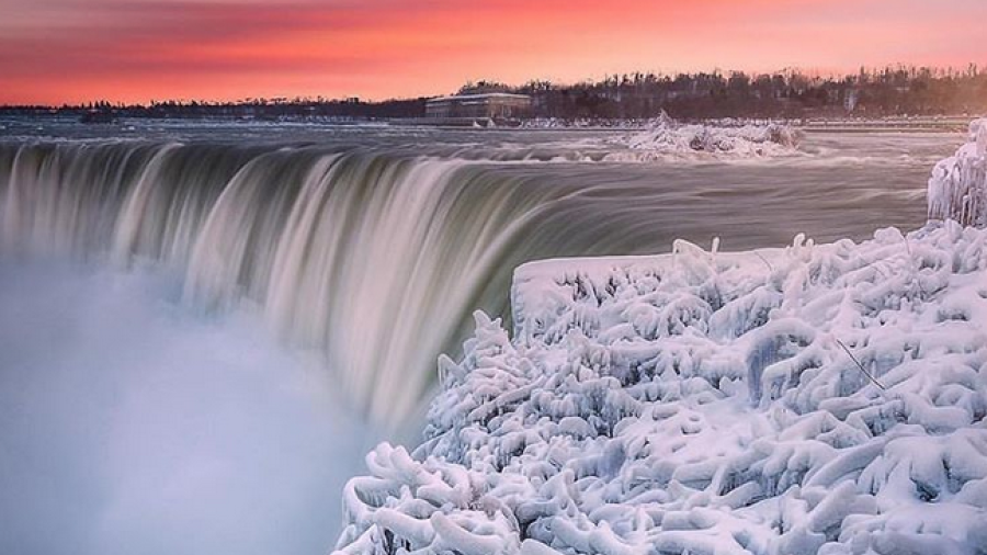 Frío intenso congela las cataratas del Niágara