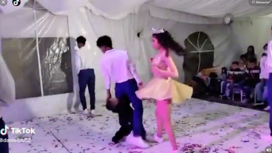 Niño se cruza en baile de XV años, se cae y se vuelve viral