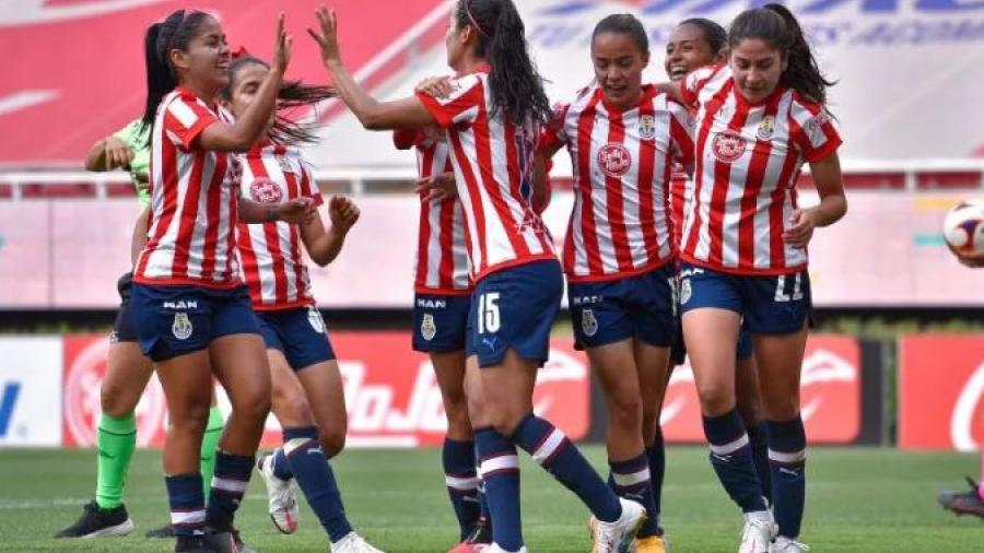 Chivas femenil golea 5-0 a las Rayadas  