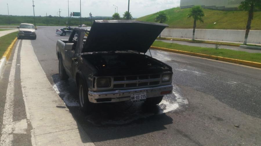 Se incendia camioneta por cortocircuito