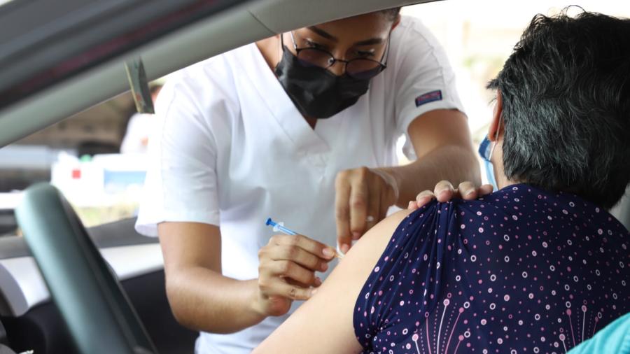 Desarrollan vacunación anti COVID-19 en orden 