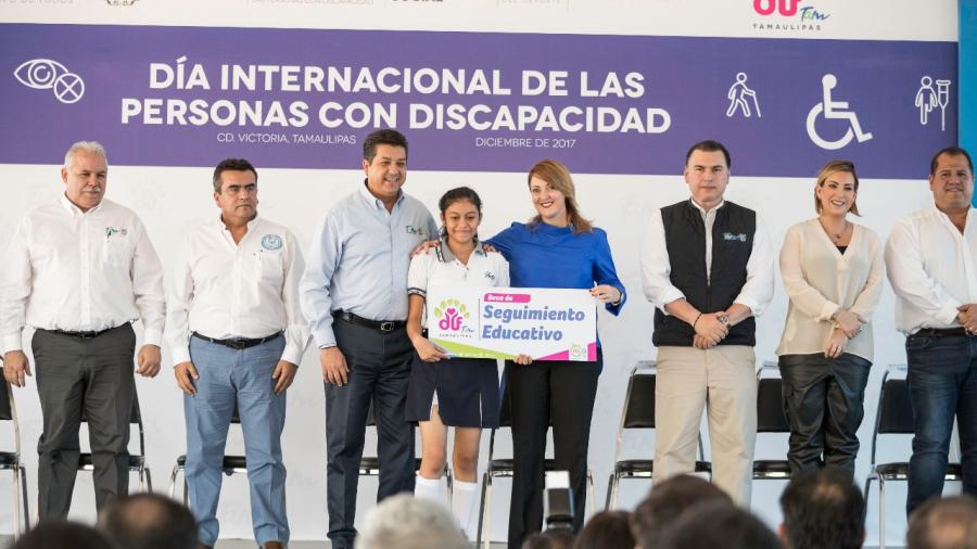 Entrega DIF Tamaulipas becas a estudiantes Sin Límites
