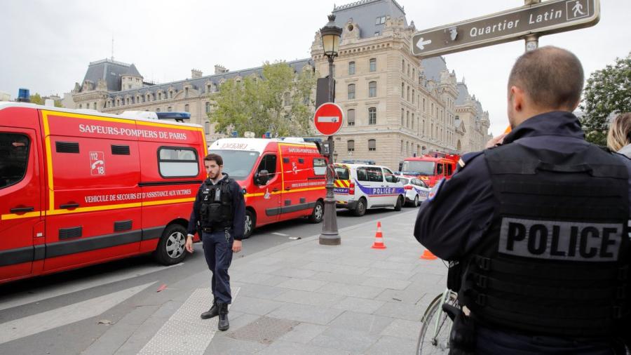 Hombre mata con un cuchillo a cuatro policías en París