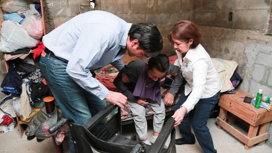 DIF Reynosa realizó visita a personas enfermas y entregó diversos apoyos