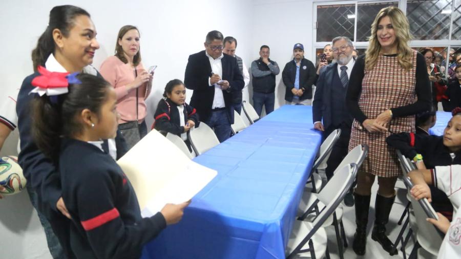 Escuelas reciben atención del Gobierno de Maki Ortiz