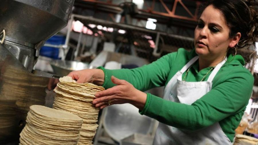 Productores acuerdan congelar el alza a la tortilla temporalmente 
