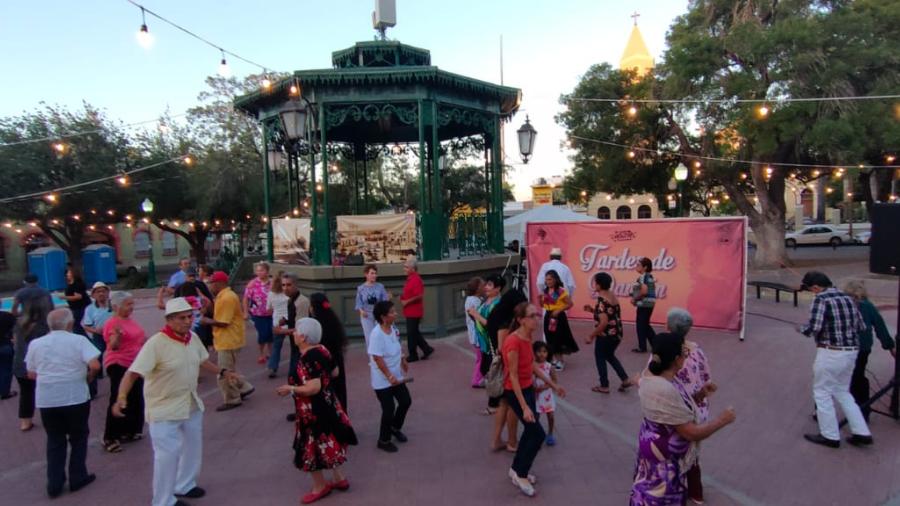 Bailan y disfrutan en tardes de danz&oacute;n