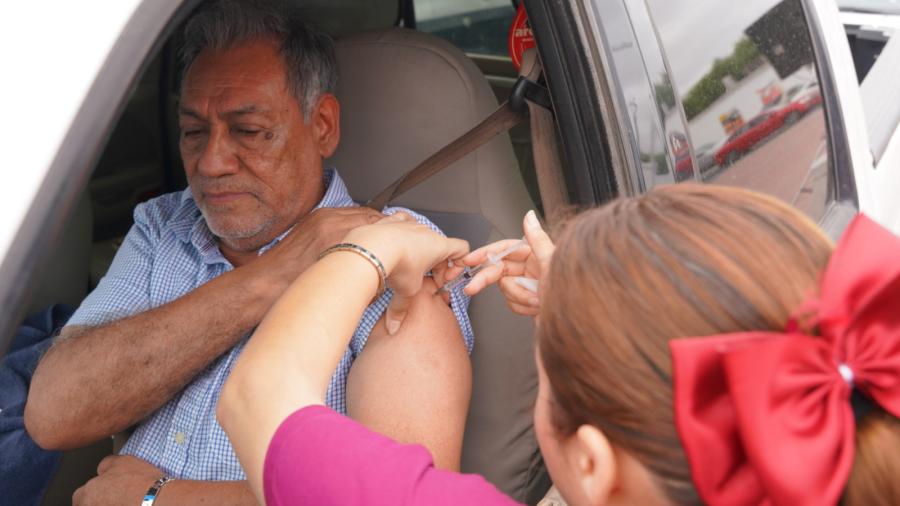 Aprovechan familias jornada de vacunación contra influenza y covid-19 del Gobierno Municipal