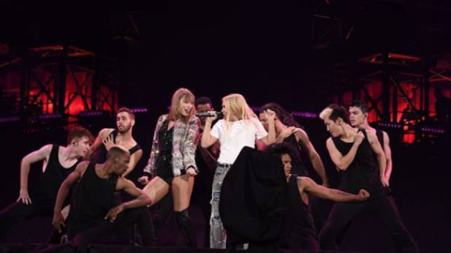 Taylor Swift y Hayley Kiyoko compartiendo escenario