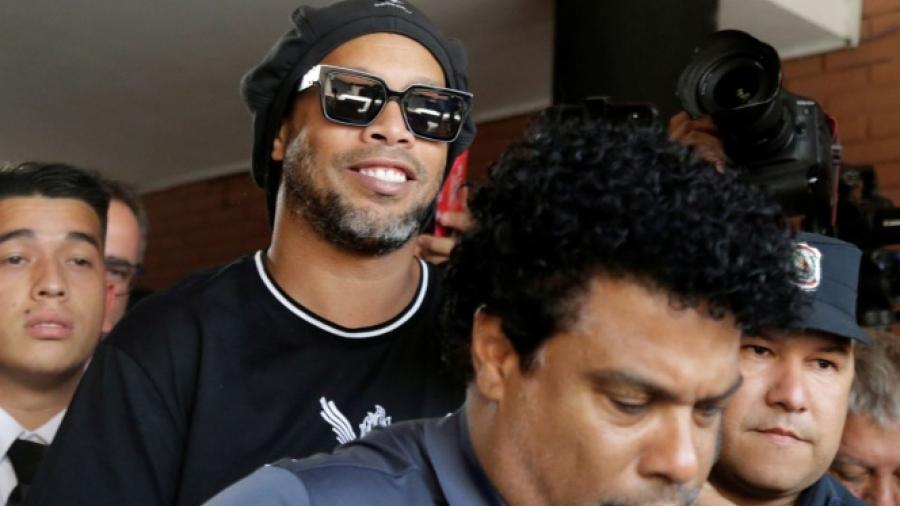 Ronaldinho y su hermano salen de prisión; cumplirán arresto domiciliario