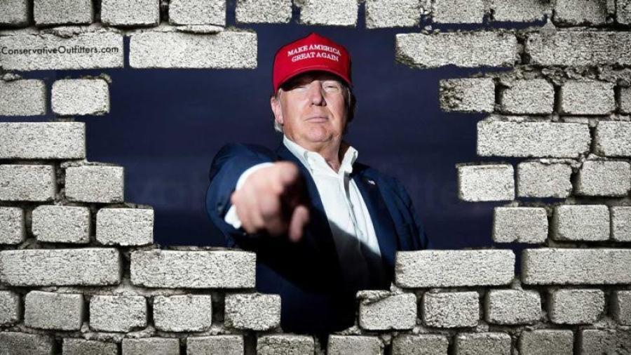 Viaja Trump a California para tomarse foto en el muro