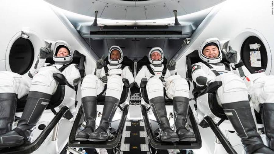 Cuatro astronautas llegan a Space X tras misión de 200 días
