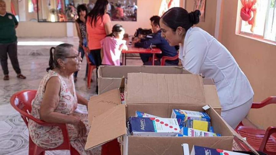 Realizan brigada de salud por mes contra el cáncer