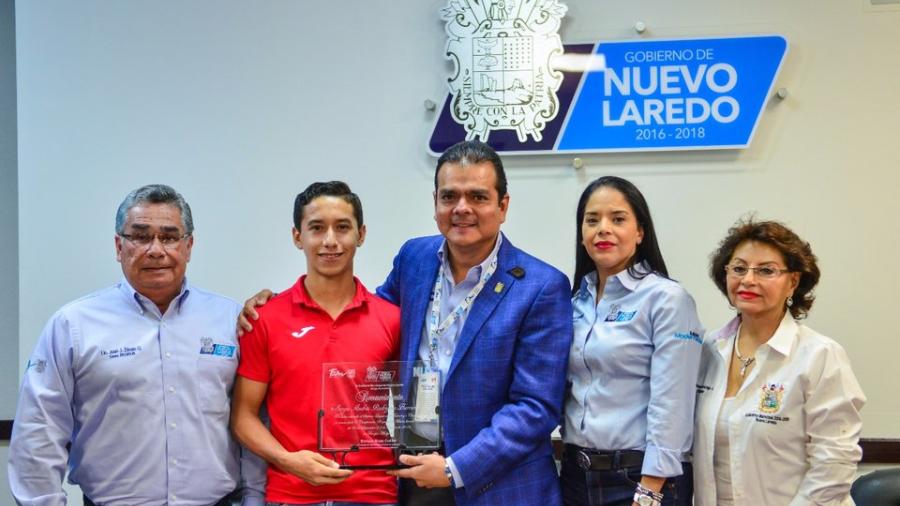 Reconoce alcalde de Nuevo Laredo a joven por sus méritos deportivos