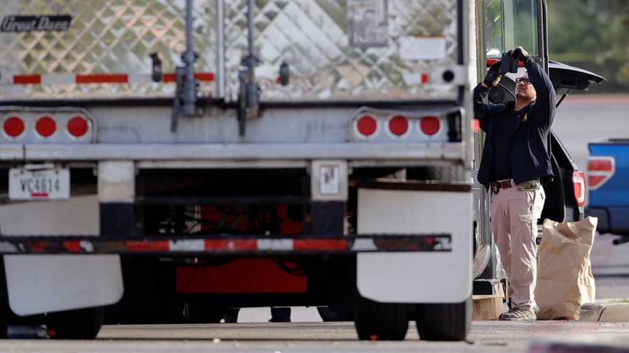 Migrantes muertos en trailer se turnaban para respirar por hoyo