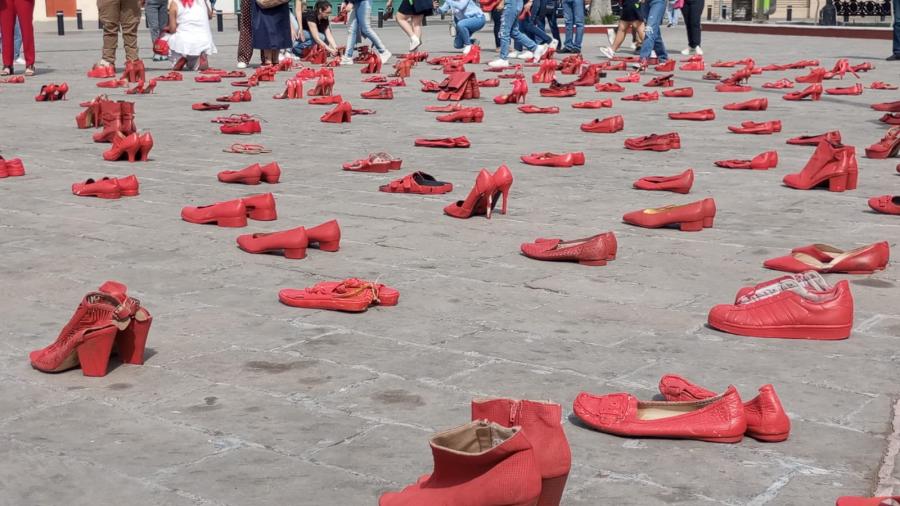 Con obra “Zapatos Rojos” se expresan en contra de la violencia contra la mujer