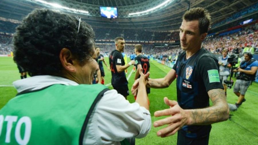 Fotógrafo derribado en el mundial, es invitado a visitar Croacia con todo pagado