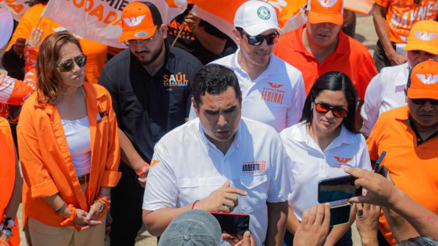 Con una grúa, Roberto Lee colocó postes de alumbrado en el Tianguis Costa Azul de Higuerillas