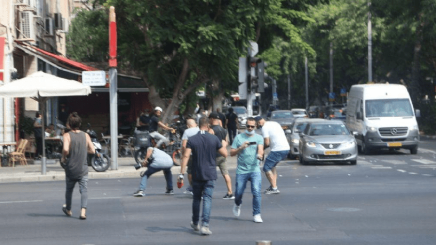 Activistas en Tel Aviv lanzan marihuana desde un dron 