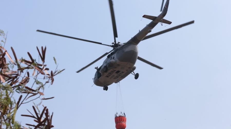 Inicia helicóptero de SEMAR combate a incendio en Cañón del Novillo
