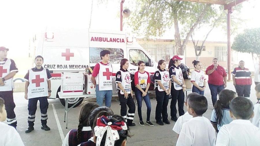 ‘Socorren’ a niños y les dan mochilas