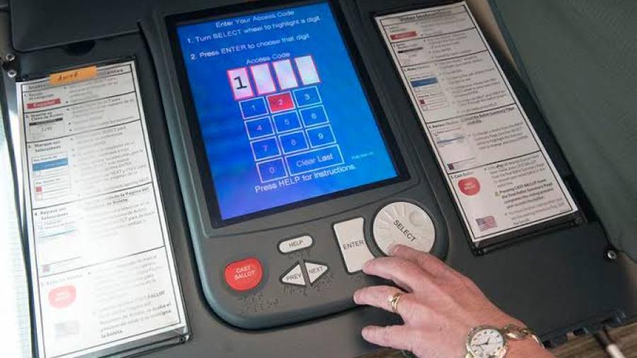 Maquinas de votación en Texas causan confusión por supuesto cambio de voto